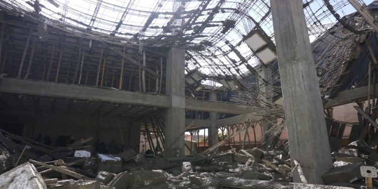 El colapso de parte de una construcción en la calle Belgrano dejó daños materiales
