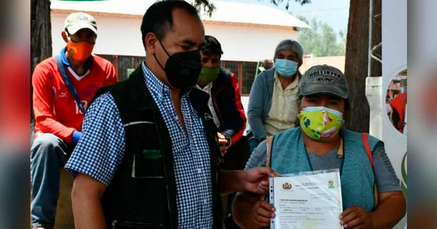 El INRA entrega certificados catastrales y títulos agrarios a comunidades de Tarija 