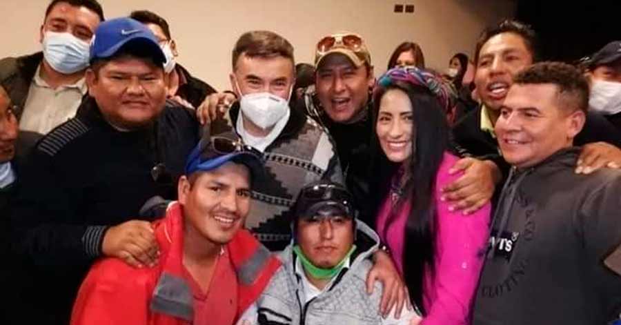 Reportan que Quintana y Alanoca salieron de la embajada de México