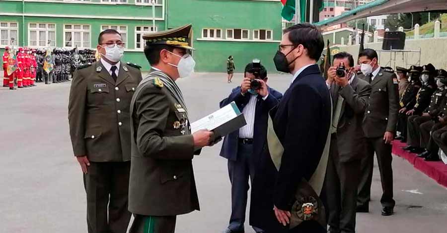 Ministro de Gobierno recibe reconocimiento de la Policía y promete hacer valer la institucionalidad