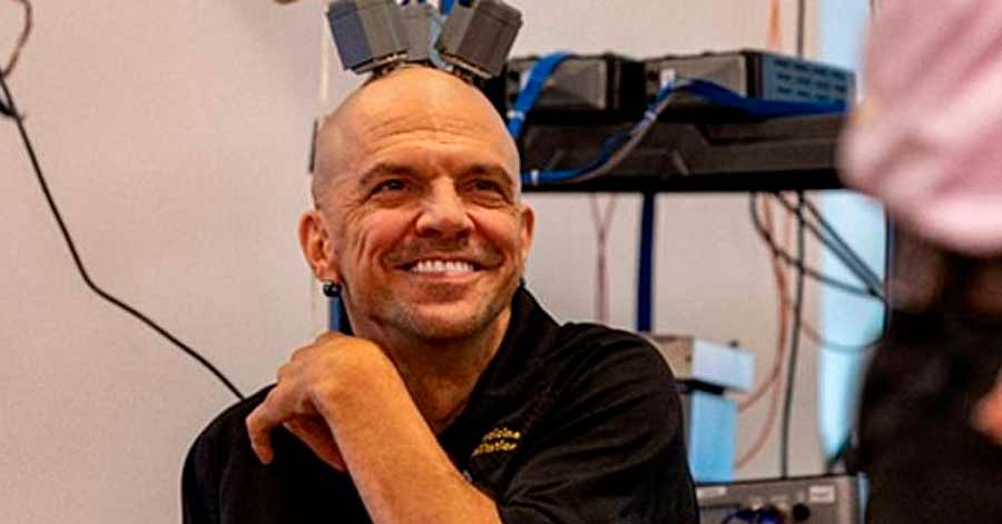 Hombre tetrapléjico es capaz de alimentarse controlando un brazo robótico gracias a electrodos instalados en su cerebro