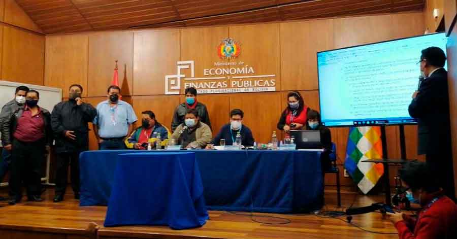 Gobierno amplía periodo de gracia y firma acuerdo con parte de los sectores del transporte