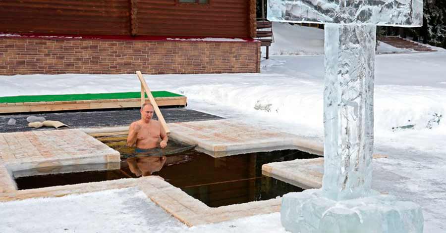 Vladimir Putin se sumergió en agua helada frente a una enorme cruz en un ritual religioso