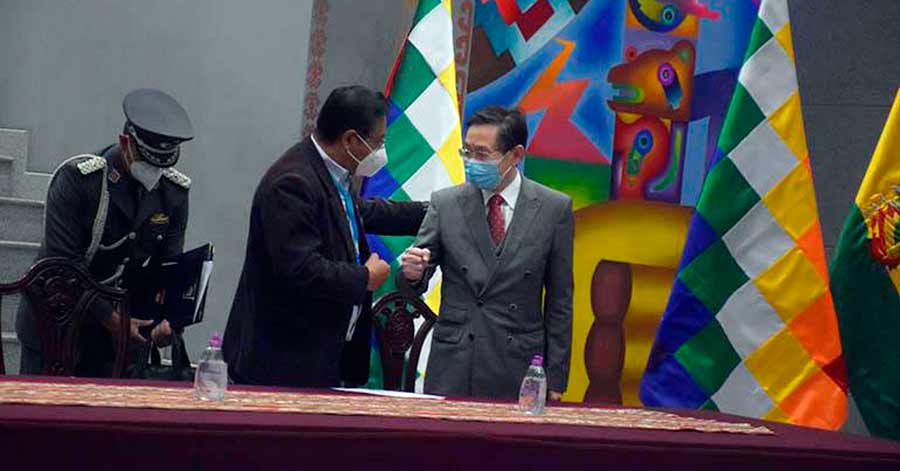 Bolivia firma acuerdo para 500 mil vacunas chinas de Sinopharm que llegarían en febrero