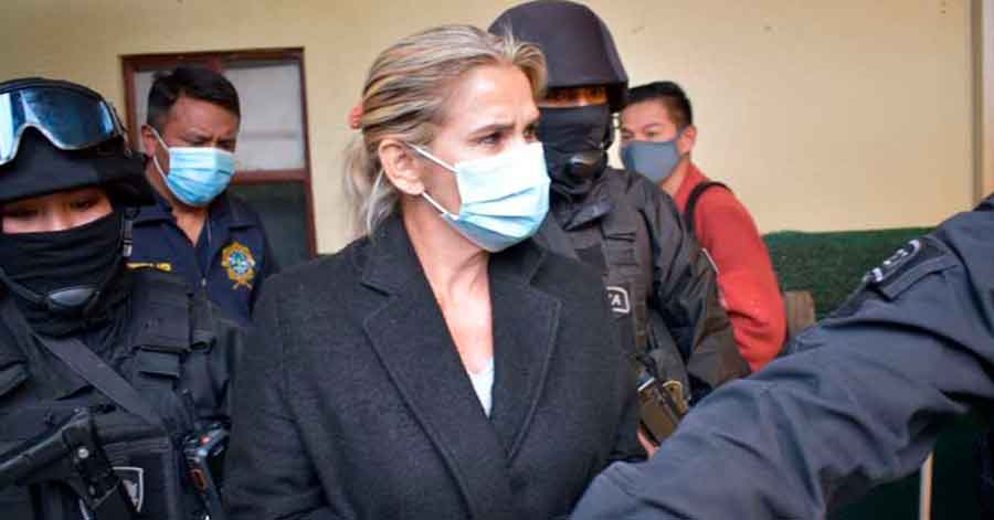 Áñez es remitida a la Fiscalía y dice que el MAS está detrás del “abuso” que sufre