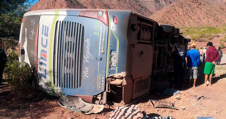 Vuelco de una flota deja ocho fallecidos y al menos 15 heridos en la ruta a Tarija