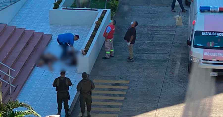 Dos fallecidos al caer de un edificio; policía investiga las causas