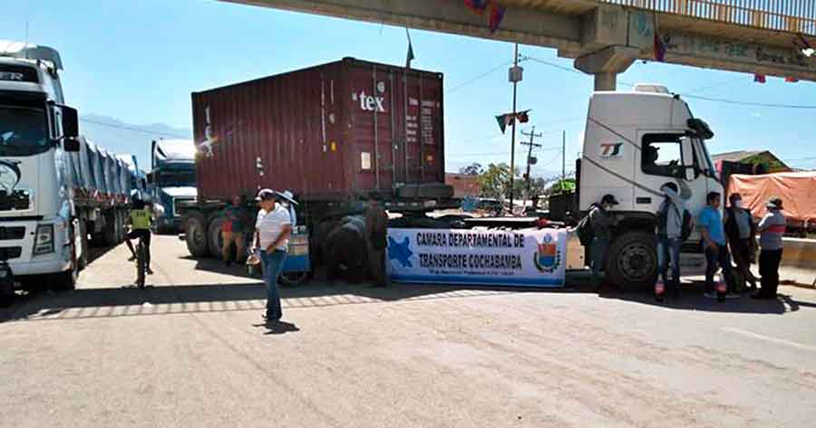 Choferes inician paro y bloqueo en contra de la reactivación del transporte de carga en tren 