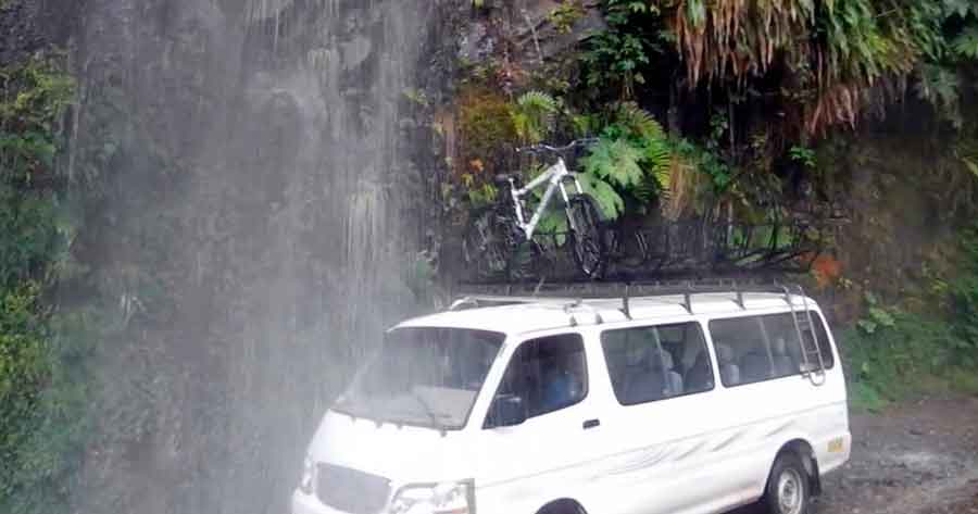 Un chofer cayó al barranco en medio de pelea por no ceder el paso en camino a Yungas