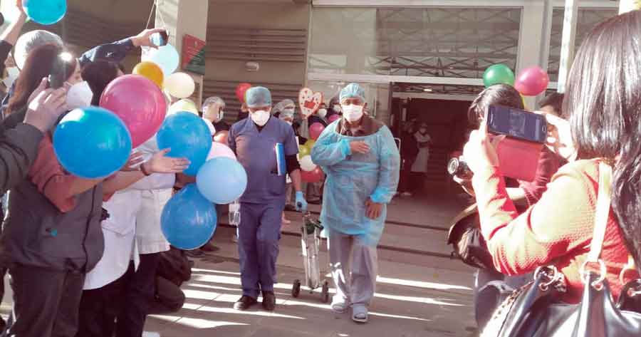 Víctor Hugo Cárdenas es dado de alta del Hospital de Cotahuma tras superar el coronavirus