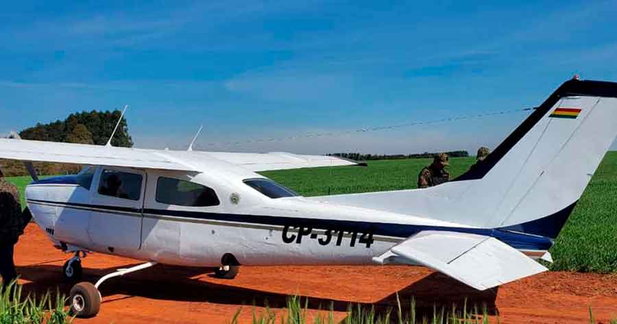 Interceptan avioneta boliviana en Paraguay con más de 200 kilos de cocaína