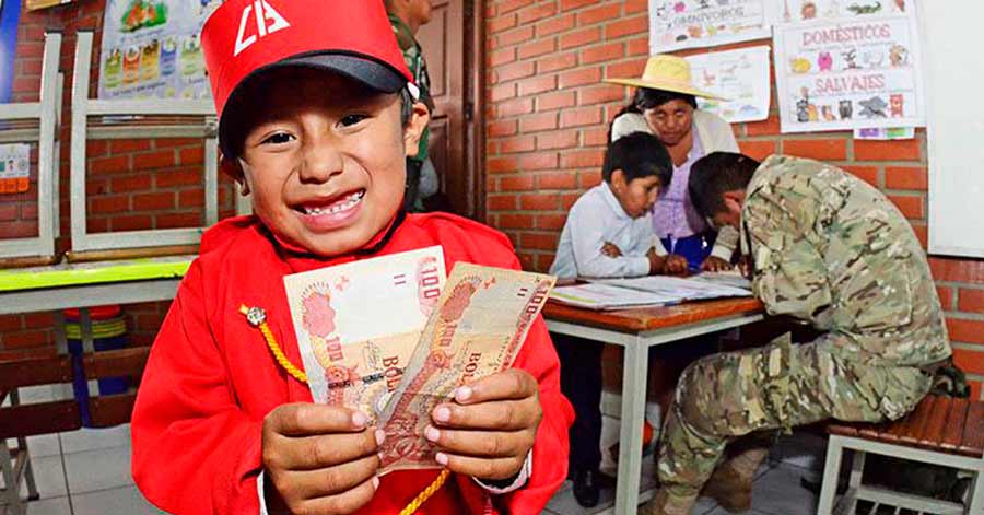 El Bono Juancito Pinto beneficiará a 2.370.037 estudiantes y su pago será mediante el sistema financiero