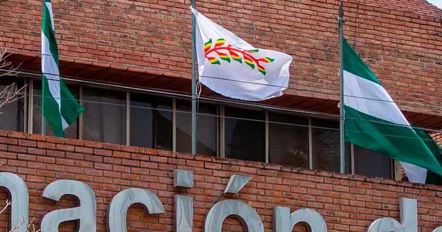 Gobernación retira las wiphalas de su edificio y censura el actuar del masismo en Santa Cruz