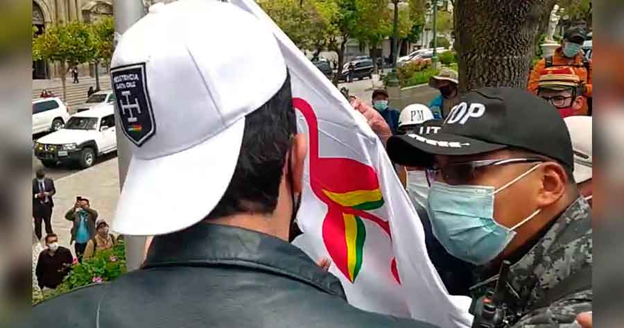Impiden izar la bandera del patujú en la Plaza Murillo