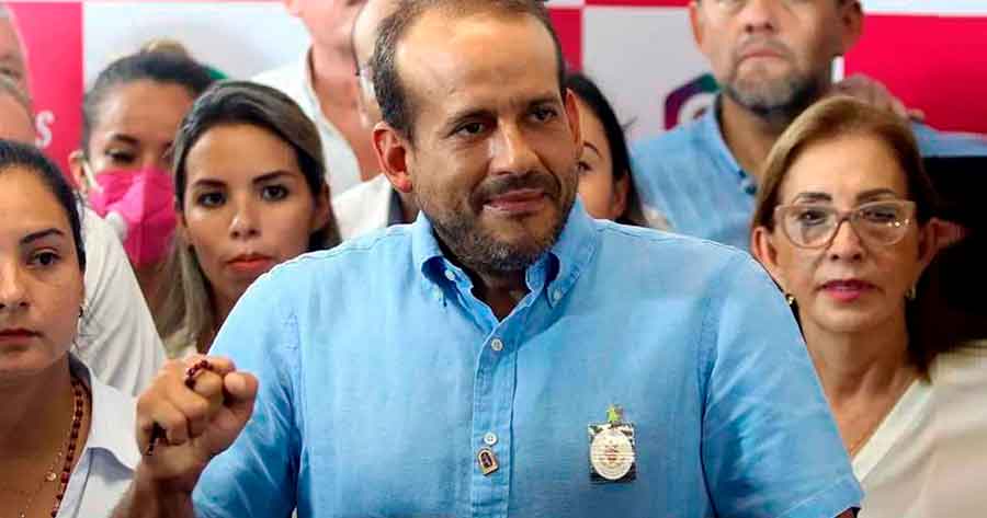 Grupos afines al MAS intentaron impedir la llegada de Camacho a Tarija y agredieron al vehículo que lo transportaba en el aeropuerto