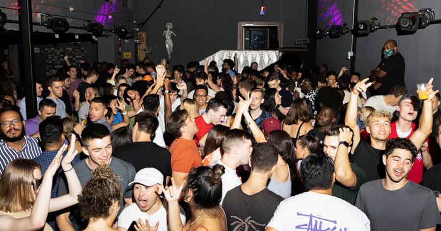 Murió una persona que asistió a una fiesta para infectarse de COVID-19 y obtener el pase sanitario