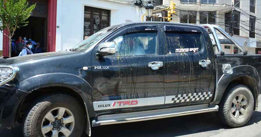 Afines al MAS lanzan huevos a Camacho y se genera pelea en el centro citadino de Tarija