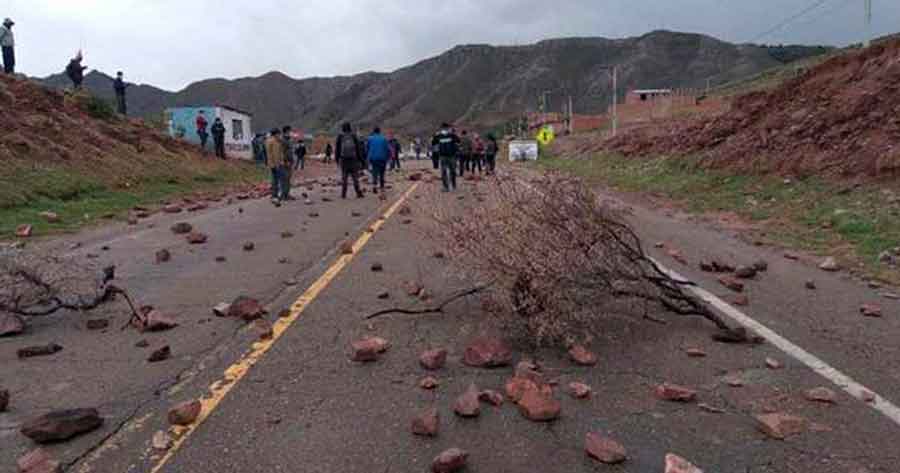 Sectores del MAS bloquean ruta Sucre-Potosí para evitar llegada de Camacho a la cumbre por la democracia 