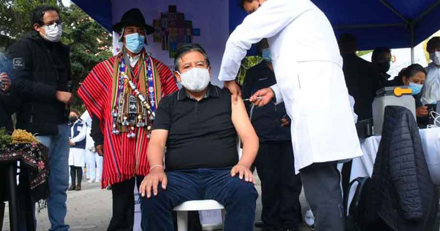 Choquehuanca se vacuna en medio de un sahumerio; llama a protegerse con la medicina tradicional y farmacológica, y admite que tomó dióxido de cloro