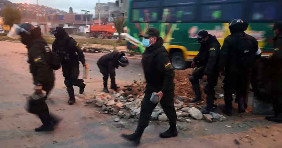 Cochabamba: Policía interviene bloqueo de ‘antivacunas’ y encuentra hasta bazucas artesanales