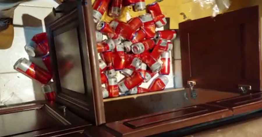 Desprecintan la oficina del Gobernador y evidencian decenas de latas de cerveza