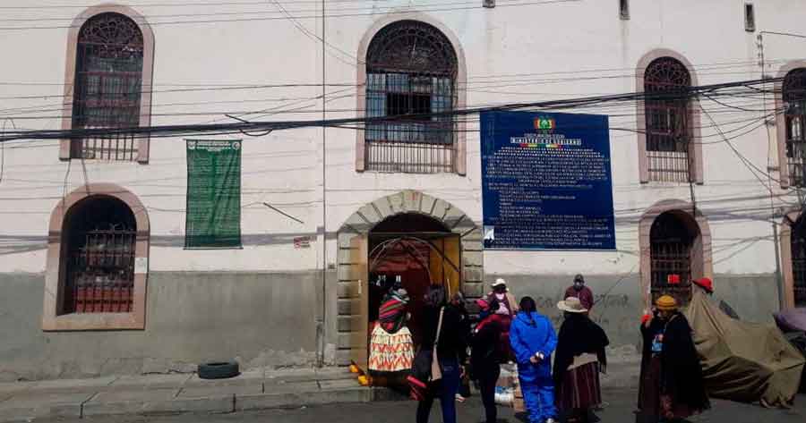 Apartan de su cargo al gobernador del penal de San Pedro tras denuncia de que feminicidas controlan la cárcel 