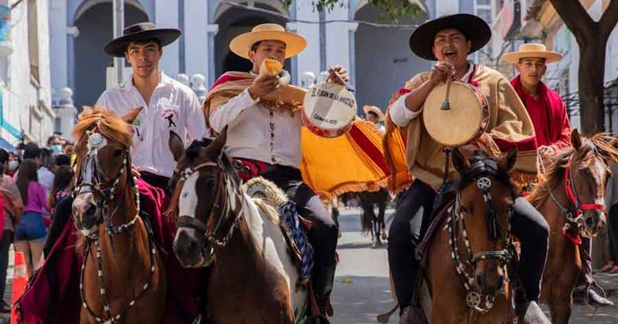 Tradicional cabalgata da inicio al Carnaval Chapaco tras un año suspendido por la pandemia 