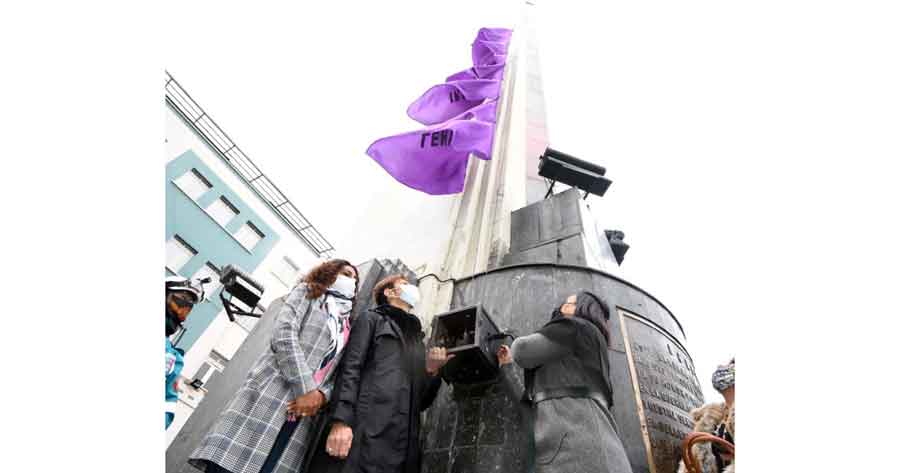 La Paz: Izan banderas con nombres de víctimas de feminicidio para generar conciencia