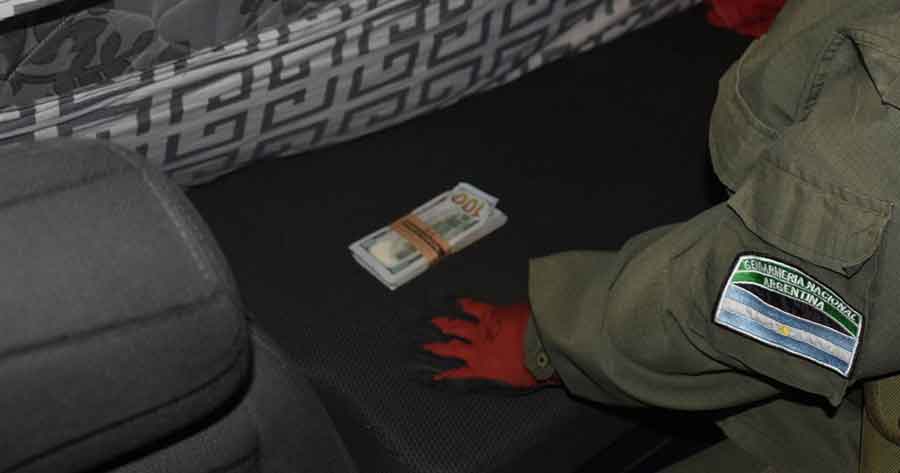 Argentina: Contrabandeaban 10 mil dólares en vehículo proveniente de Bolivia