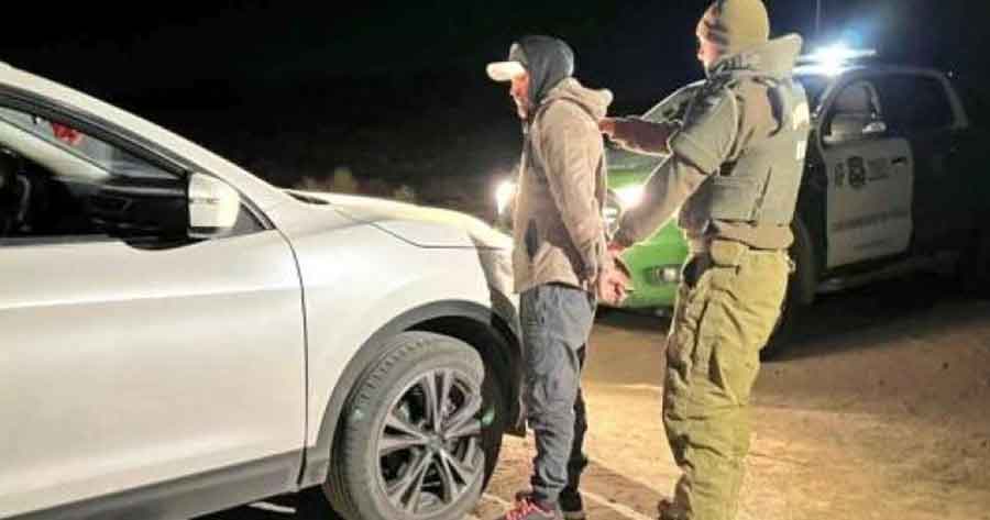 Carabineros de Chile detienen a dos bolivianos que llevaban un auto robado a la frontera