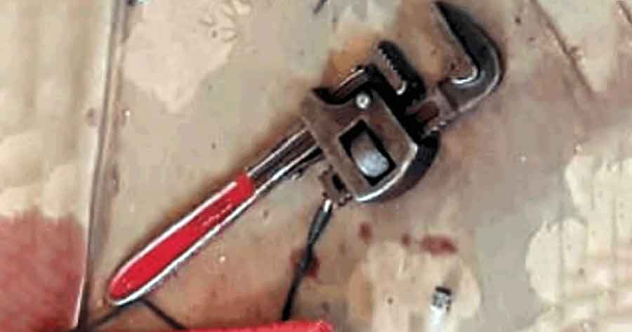 Buscan a sujeto acusado de asesinar a su madre brutalmente con una llave de plomería