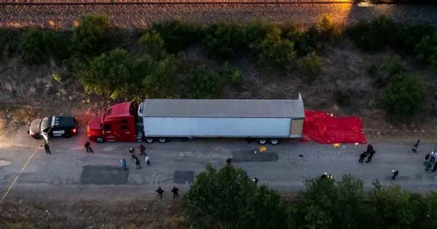 Hallan a 50 migrantes muertos en un camión abandonado en Texas