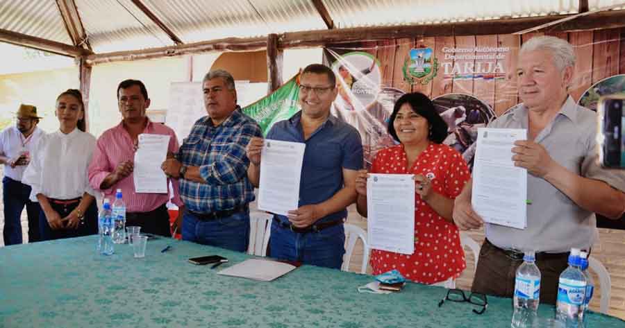 Gobernador firmó convenio con Fegachaco 