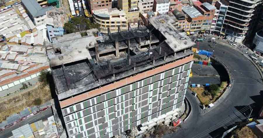 Según la Alcaldía, el edificio incendiado no tenía autorización, cuenta con multa millonaria y procesos en curso