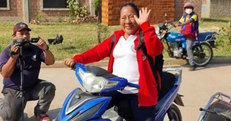 Profesora que pidió semen es recibida con aplausos 