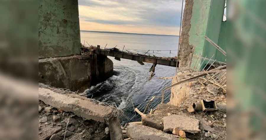 Rusia bombardeó una represa ucraniana y provocó la inundación de la ciudad natal de Zelensky