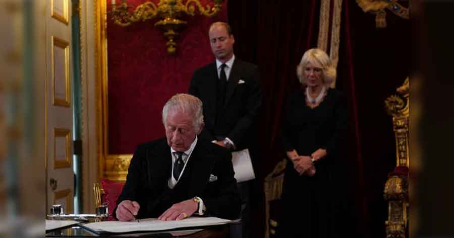 Cordones planchados y papel higiénico personal: la sorprendente lista de exigencias diarias del rey Carlos III