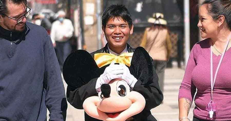 Murió el ratón “Mickey”, el joven que regalaba sonrisas, dormía en cajeros y tuvo una vida dura