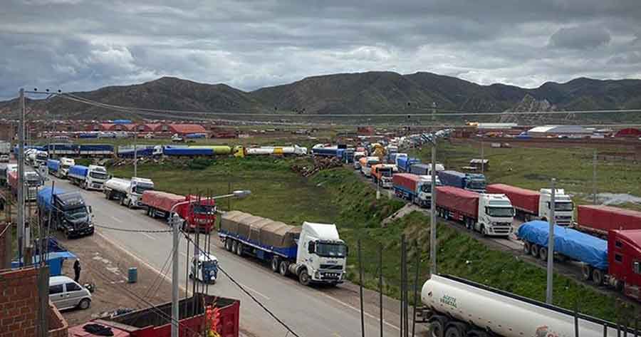 Transporte vuelve a circular en Desaguadero tras cuarto intermedio en bloqueos en Perú