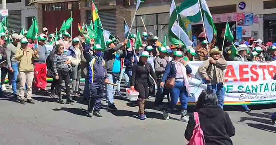 Maestros de todo el país marchan en La Paz en rechazo a la malla curricular y otras demandas