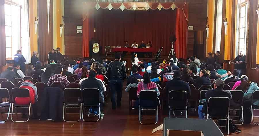 Maestros urbanos de Bolivia anuncian radicalizar sus medidas de presión con bloqueo de carreteras y nuevas marchas