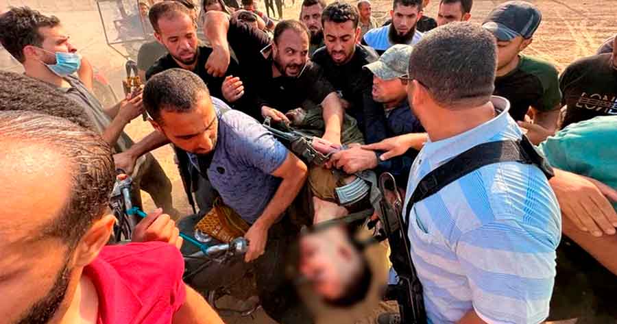 Israel en guerra: Hamas se infiltró, asesinó y secuestró decenas de civiles y desfila por Gaza con cadáveres de soldados