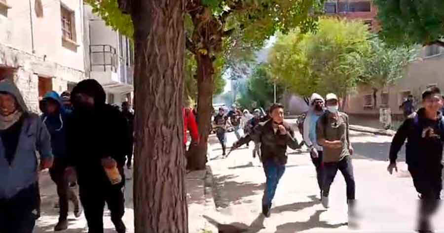 Duros enfrentamientos en Oruro por alza de pasajes