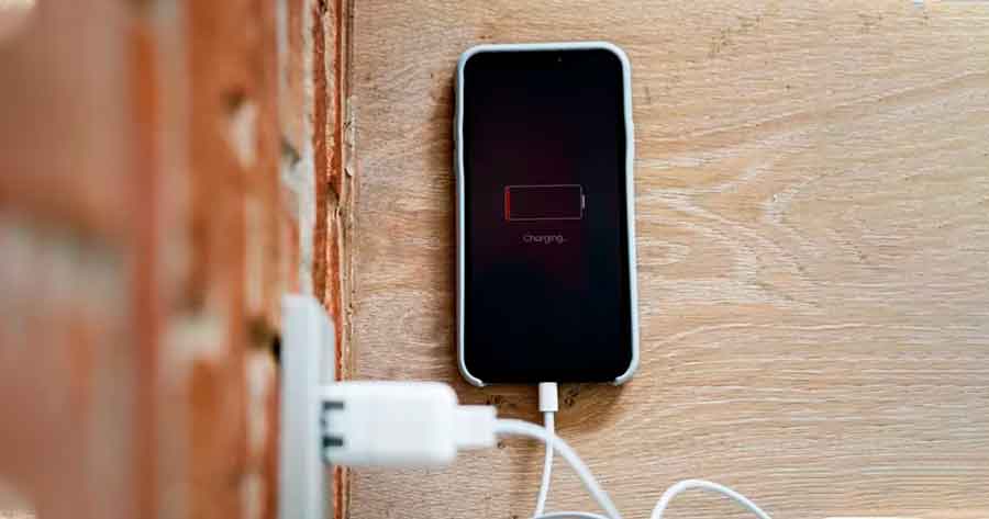 Dejar el cargador del celular conectado toda la noche consume tanta energía que no te imaginas, cui