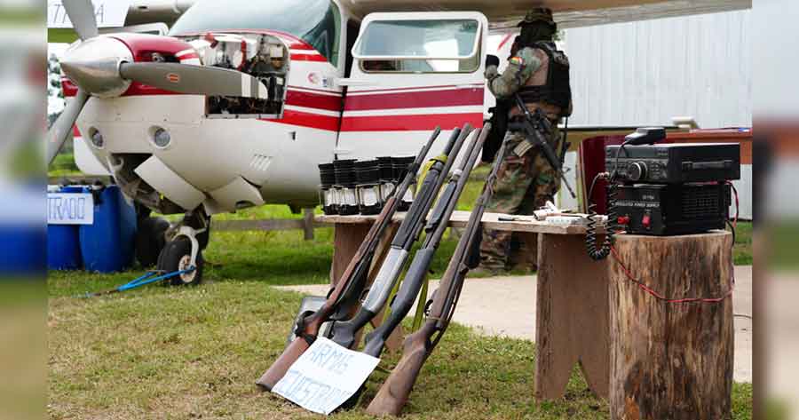 Operativo en Beni deja ocho aprehendidos, armas de fuego, 300 paquetes de droga y dos avionetas secuestradas