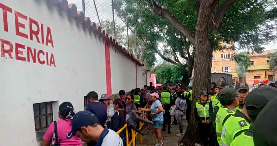 Hinchas molestos por la lentitud en la venta de entradas para el partido Bolivia - Panamá